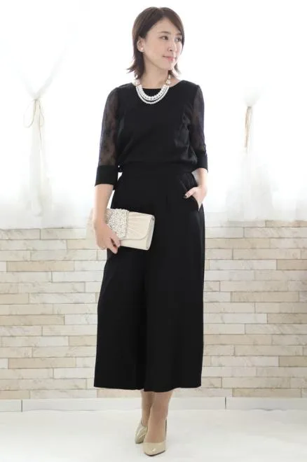 ブラックのレース袖付きワイドパンツドレス