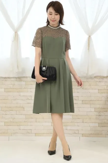モスグリーンのハイネックデコルテレースドレス