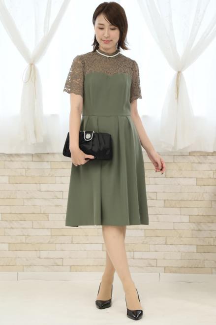 モスグリーンのハイネックデコルテレースドレス
