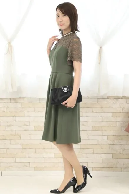 モスグリーンのハイネックデコルテレースドレス