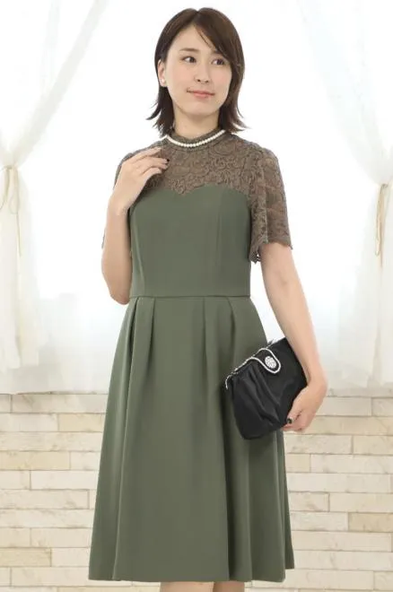 モスグリーンのハイネックデコルテレースドレス