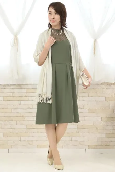 モスグリーンのハイネックデコルテレースドレス