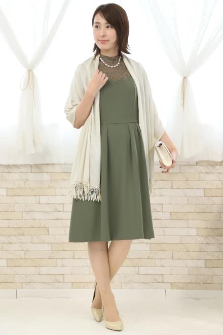 モスグリーンのハイネックデコルテレースドレス