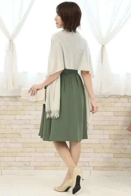 モスグリーンのハイネックデコルテレースドレス