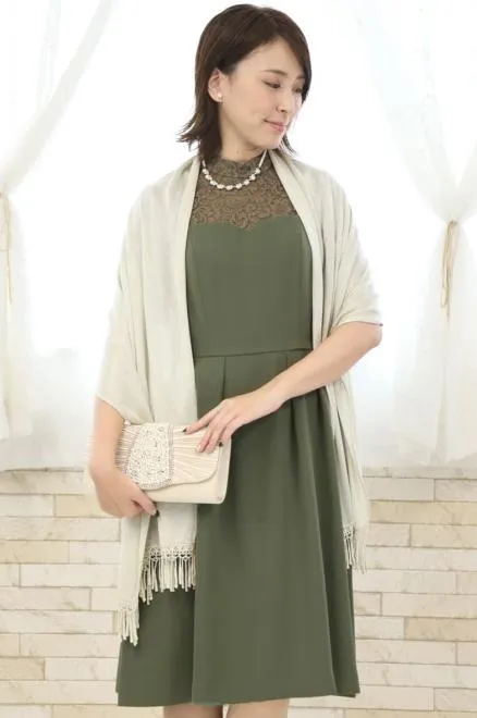 モスグリーンのハイネックデコルテレースドレス