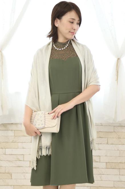 モスグリーンのハイネックデコルテレースドレス