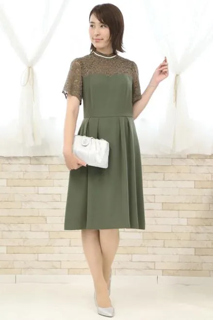 モスグリーンのハイネックデコルテレースドレス