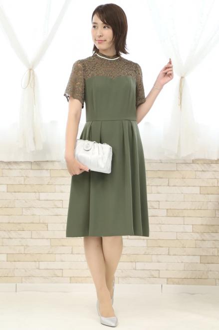 モスグリーンのハイネックデコルテレースドレス