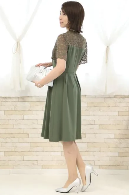 モスグリーンのハイネックデコルテレースドレス