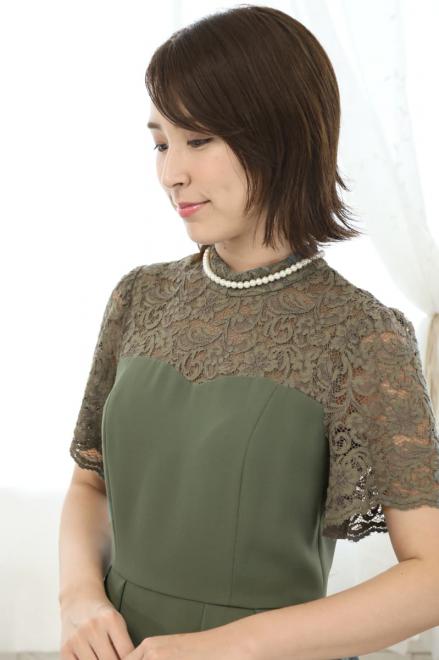 モスグリーンのハイネックデコルテレースドレス