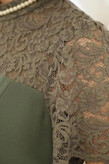 モスグリーンのハイネックデコルテレースドレス