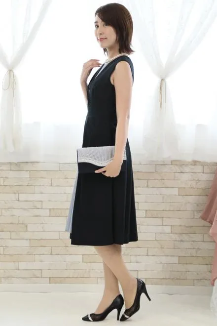 ネイビーのタック入り配色切替えドレス