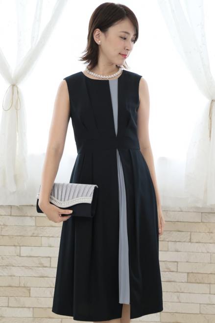 ネイビーのタック入り配色切替えドレス