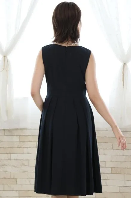 ネイビーのタック入り配色切替えドレス