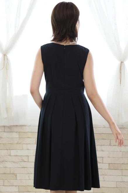 ネイビーのタック入り配色切替えドレス