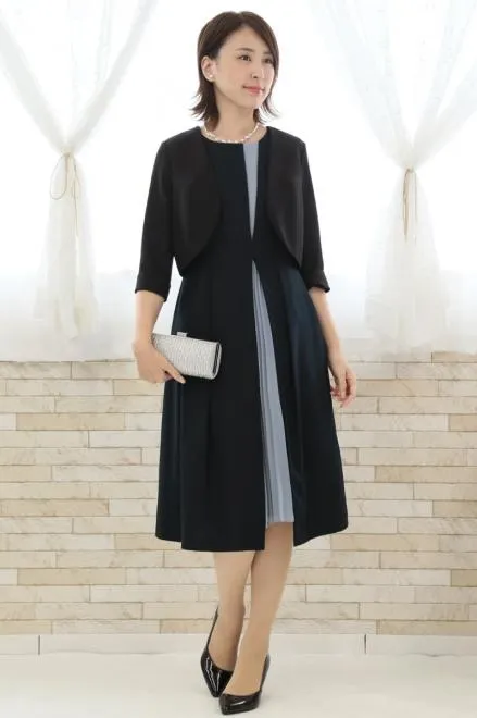 ネイビーのタック入り配色切替えドレス