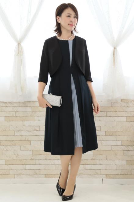 ネイビーのタック入り配色切替えドレス