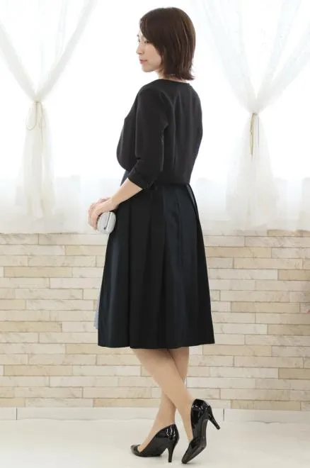 ネイビーのタック入り配色切替えドレス