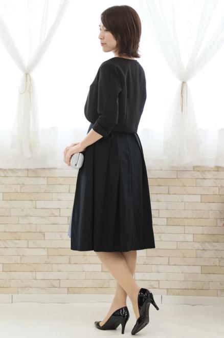 ネイビーのタック入り配色切替えドレス