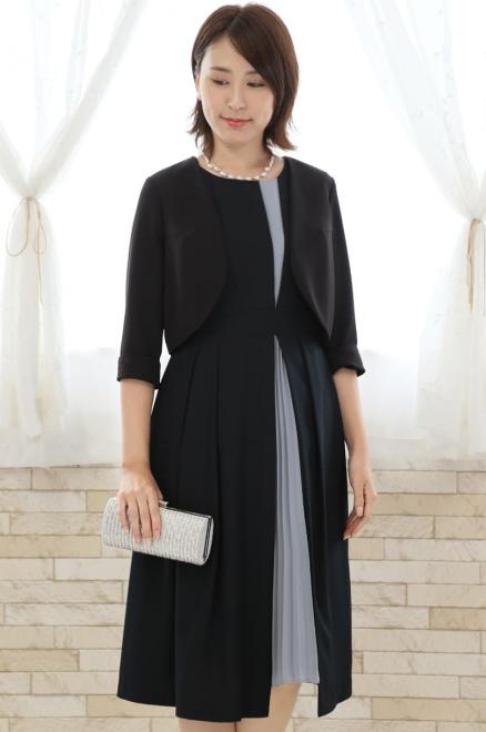 ネイビーのタック入り配色切替えドレス