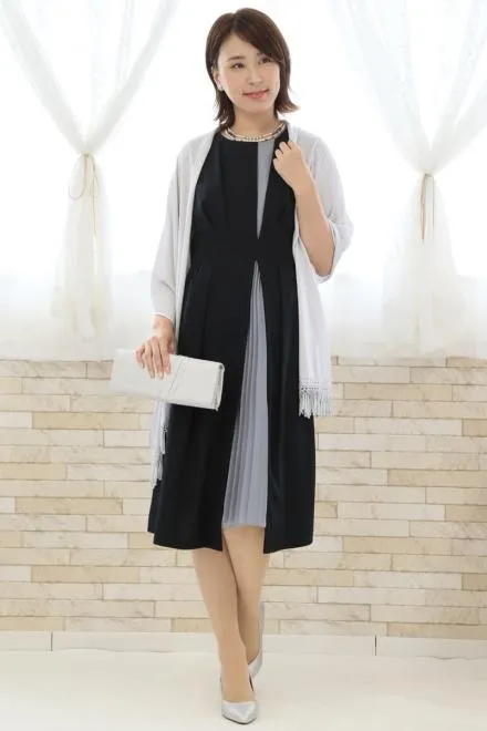 ネイビーのタック入り配色切替えドレス