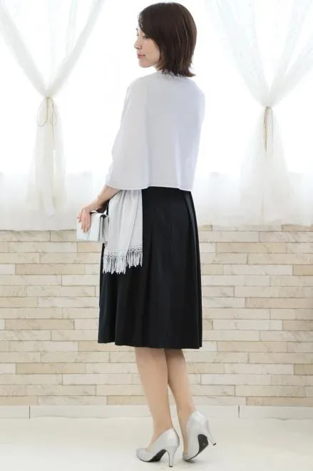 ネイビーのタック入り配色切替えドレス