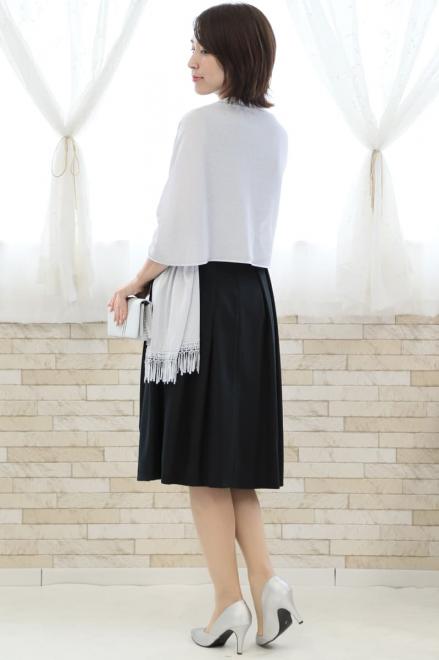 ネイビーのタック入り配色切替えドレス