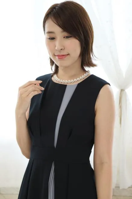 ネイビーのタック入り配色切替えドレス