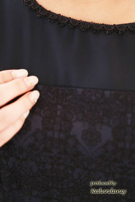 ネイビーのレース模様膝丈ドレス