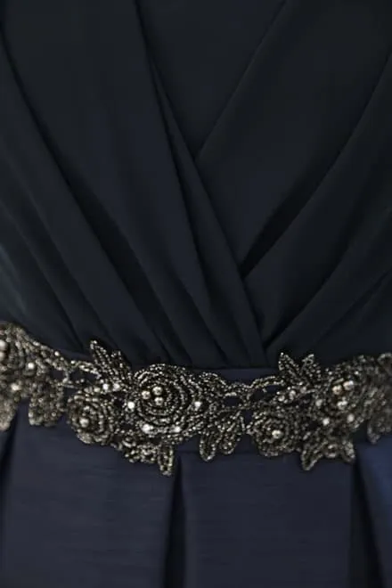 ネイビーのウエスト刺繍入りシャンタンドレスコーディネートセット