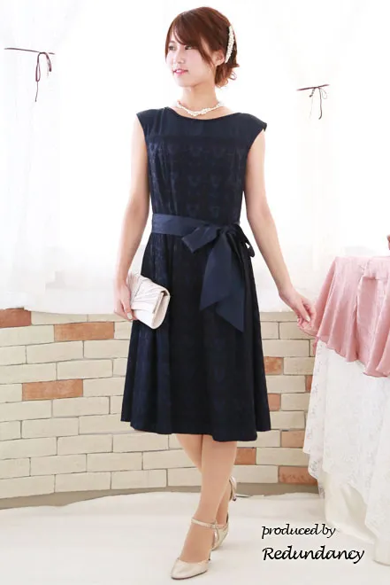 ネイビーのレース模様膝丈ドレス