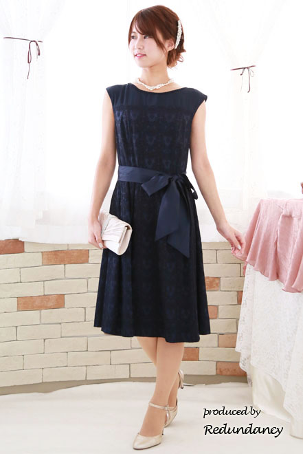ネイビーのレース模様膝丈ドレス