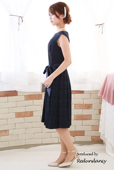 ネイビーのレース模様膝丈ドレス