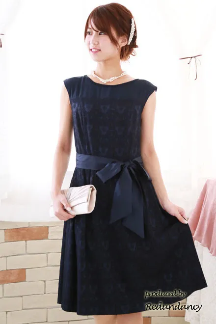 ネイビーのレース模様膝丈ドレス