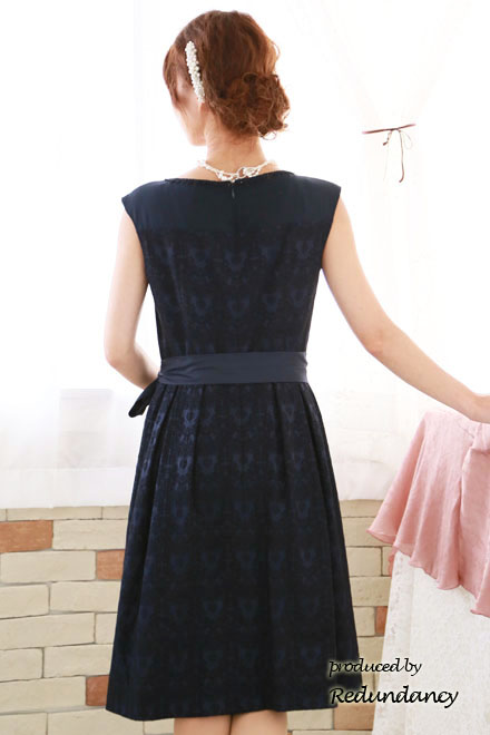 ネイビーのレース模様膝丈ドレス