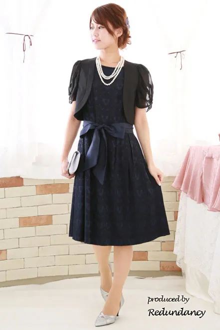 ネイビーのレース模様膝丈ドレス