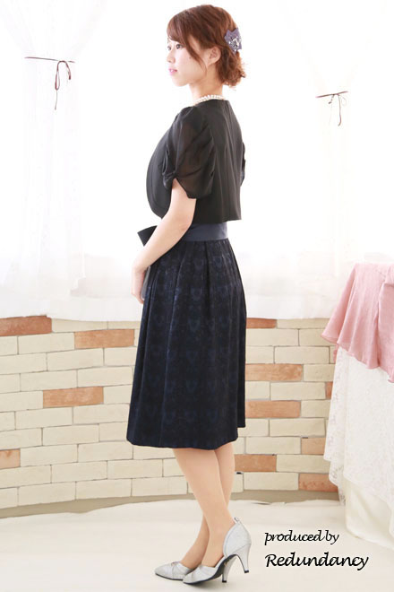 ネイビーのレース模様膝丈ドレス