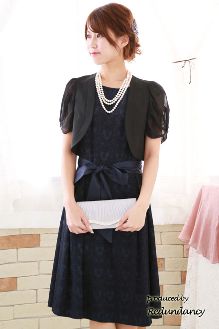 ネイビーのレース模様膝丈ドレス