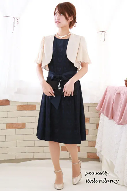 ネイビーのレース模様膝丈ドレス