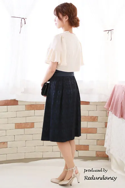 ネイビーのレース模様膝丈ドレス