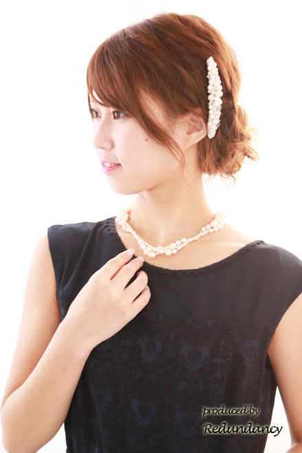 ネイビーのレース模様膝丈ドレス