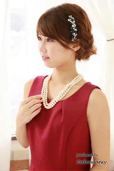 レッドの薔薇織柄ミニ丈ドレス