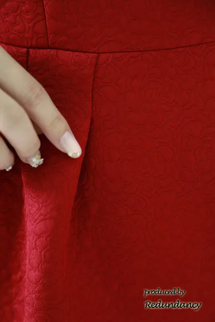 レッドの薔薇織柄ミニ丈ドレス