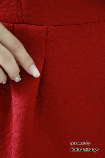 レッドの薔薇織柄ミニ丈ドレス