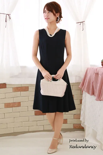 ネイビーのVネックタックフレアドレス