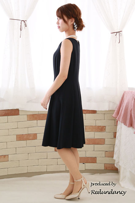 ネイビーのVネックタックフレアドレス