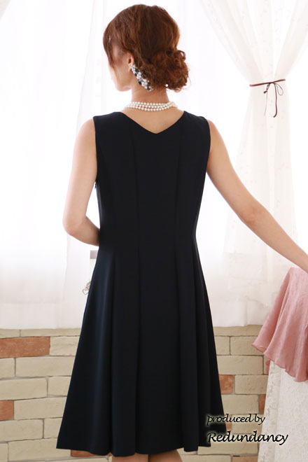 ネイビーのVネックタックフレアドレス