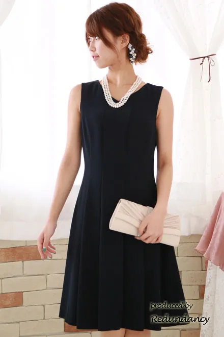 ネイビーのVネックタックフレアドレス