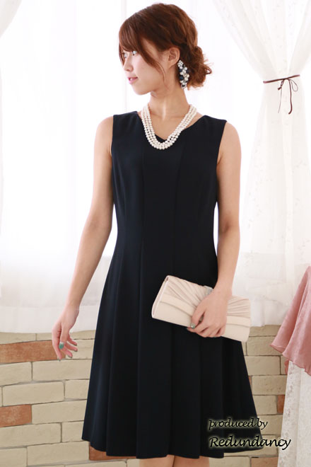 ネイビーのVネックタックフレアドレス