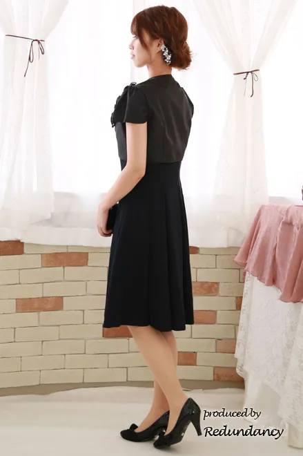 ネイビーのVネックタックフレアドレス